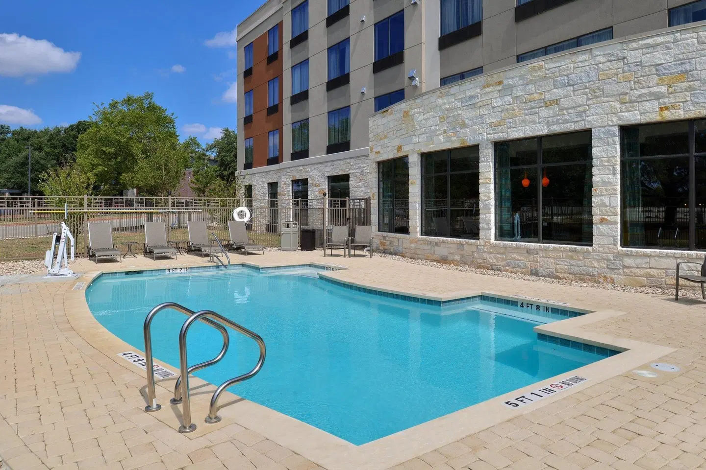 Holiday Inn Express & Suites Austin South by IHG OUTDOOR_POOL