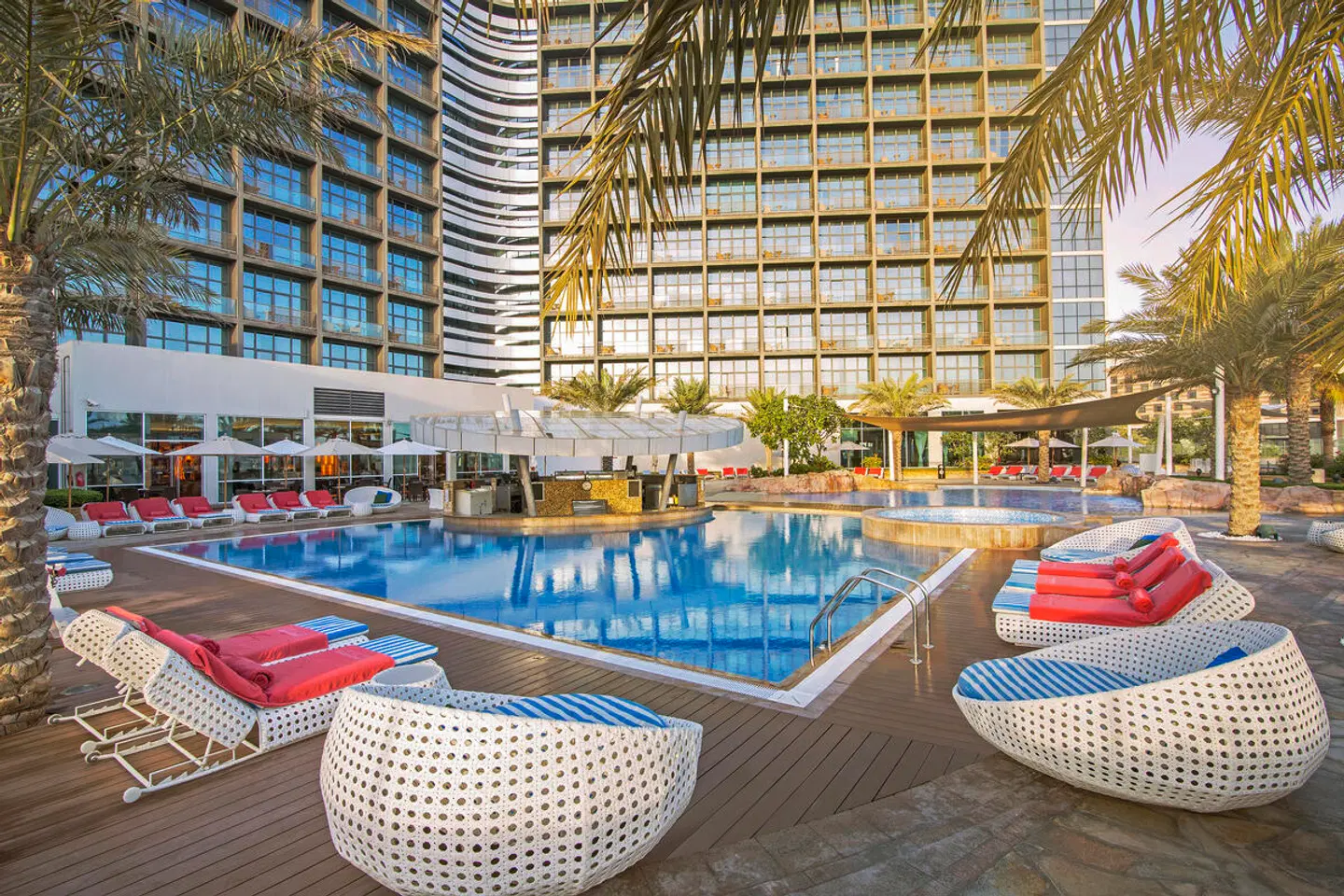 Yas Plaza Marina Hallenbad