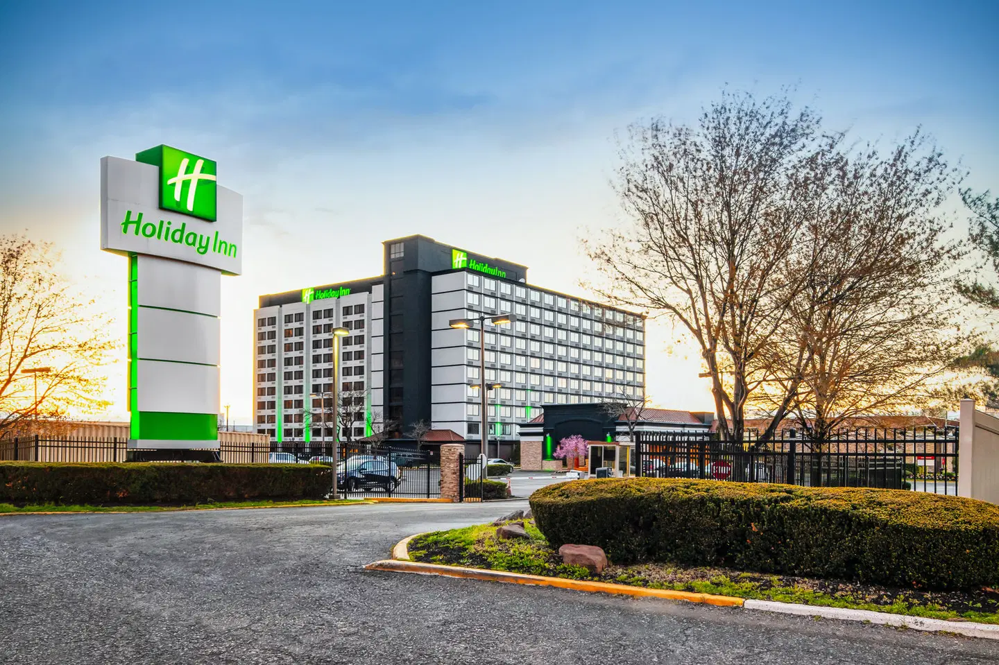 Holiday Inn Newark International Airport by IHG EXTERIOR