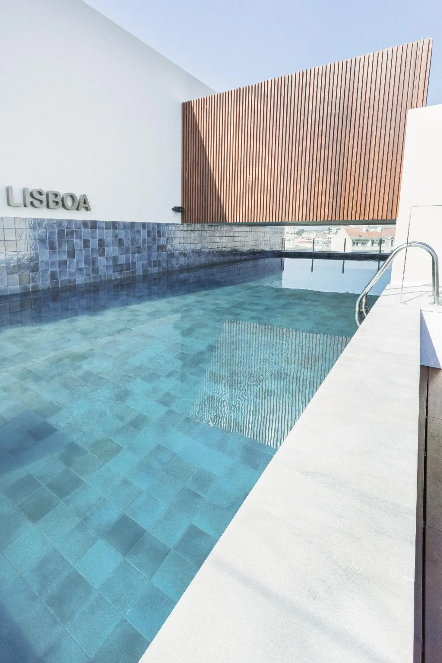 White Lisboa OUTDOOR_POOL