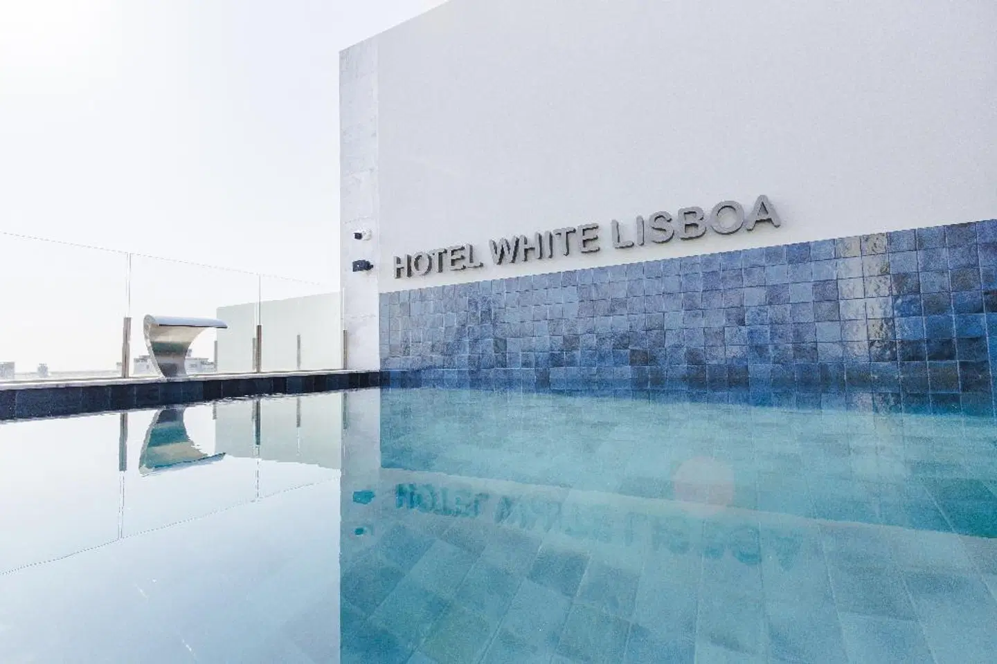 White Lisboa OUTDOOR_POOL