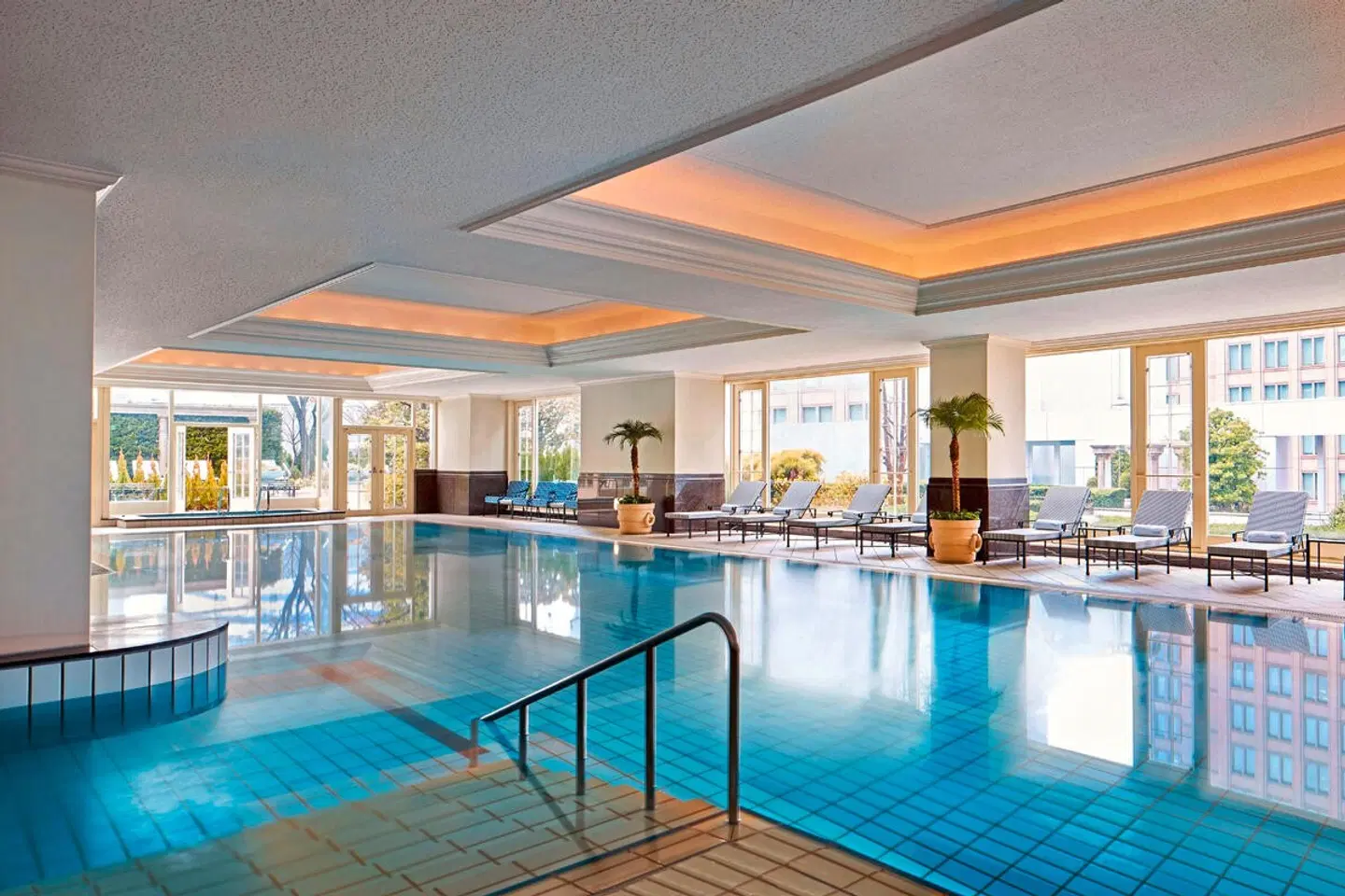 The Ritz-Carlton, Osaka Hallenbad