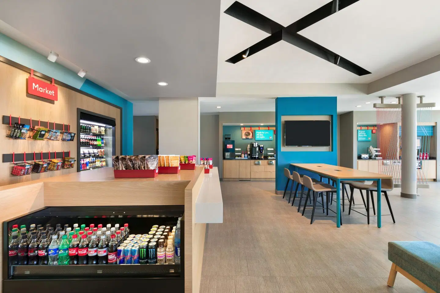 avid hotel Traverse City by IHG Bar