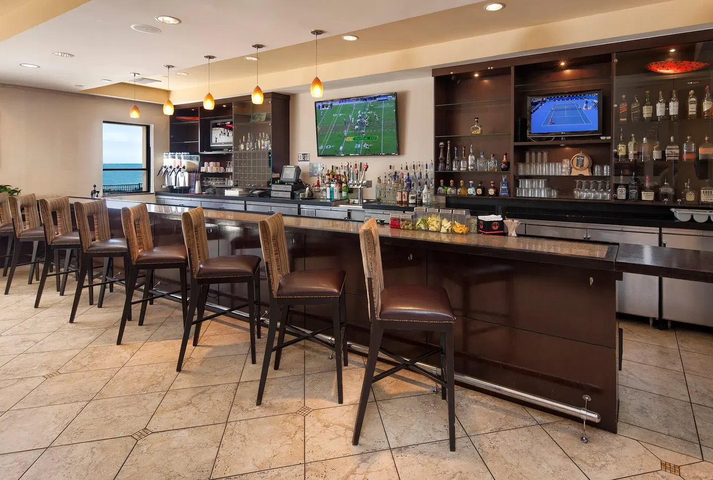 Crowne Plaza Hotel Ventura Beach by IHG Bar