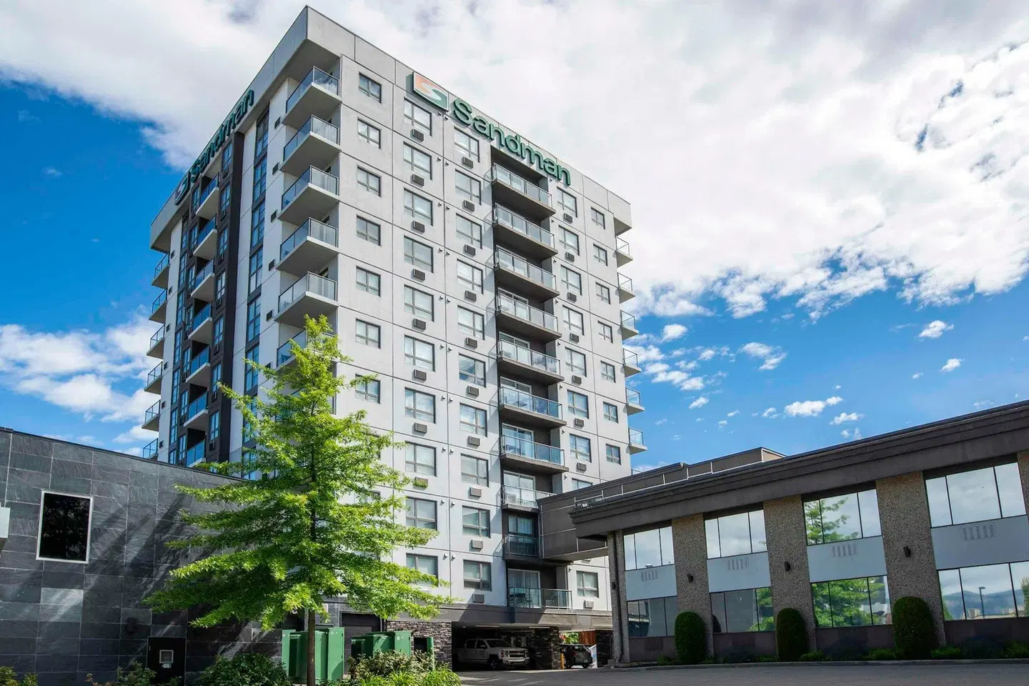 Sandman Hotel & Suites Kelowna EXTERIOR