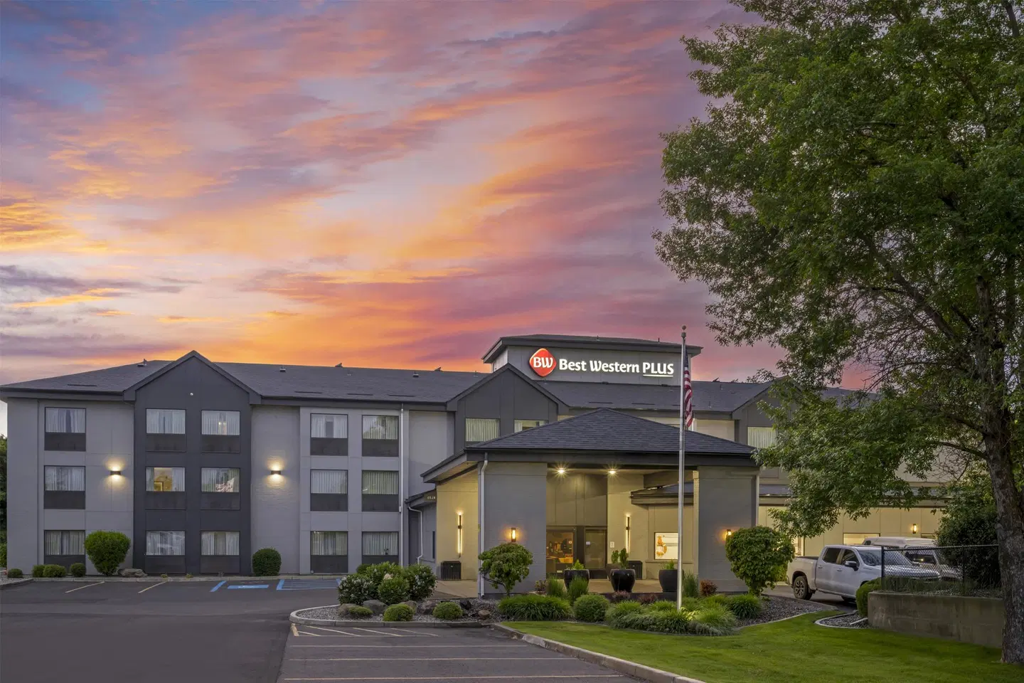Best Western Plus Spokane North EXTERIOR