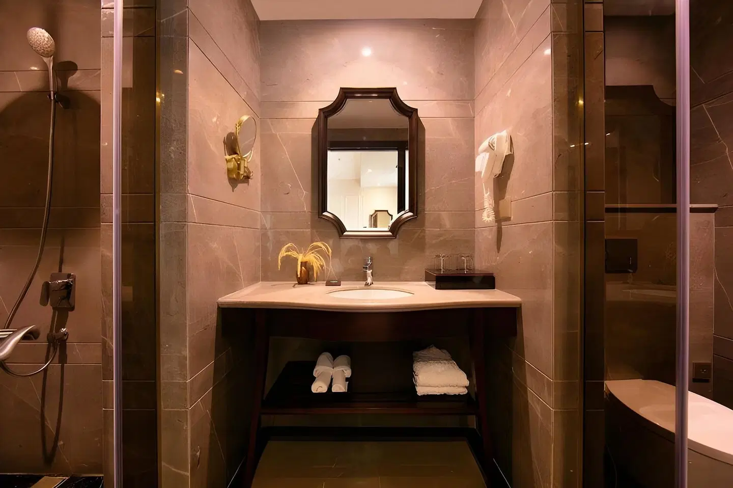 GM Premium Hotel Badezimmer