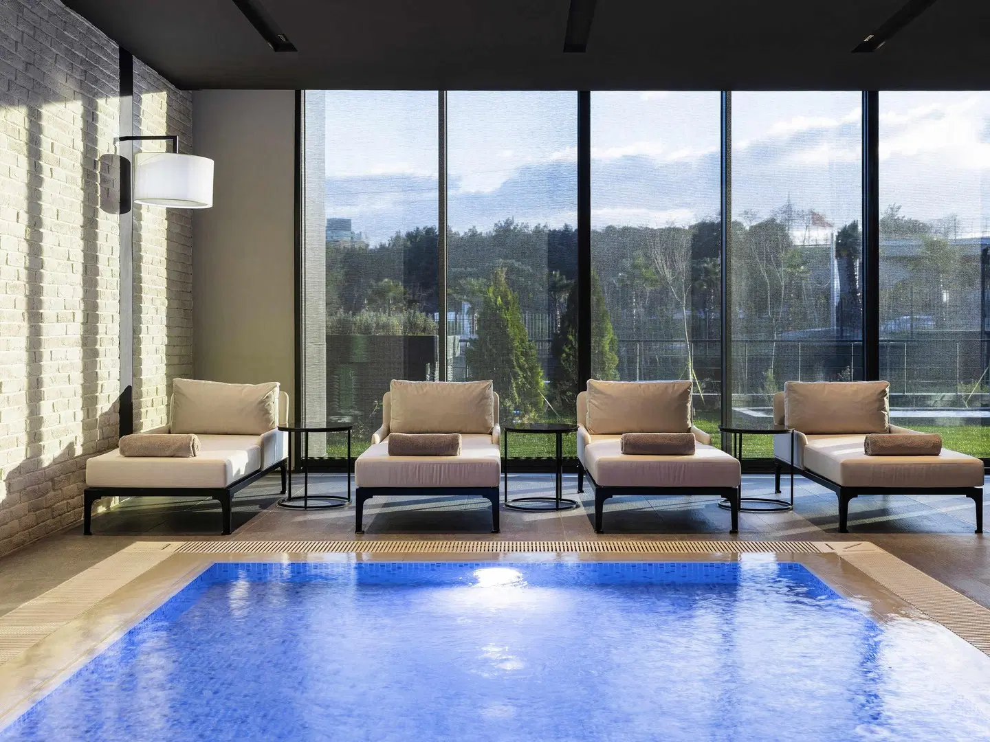 Mövenpick Living Istanbul Camlivadi Hallenbad