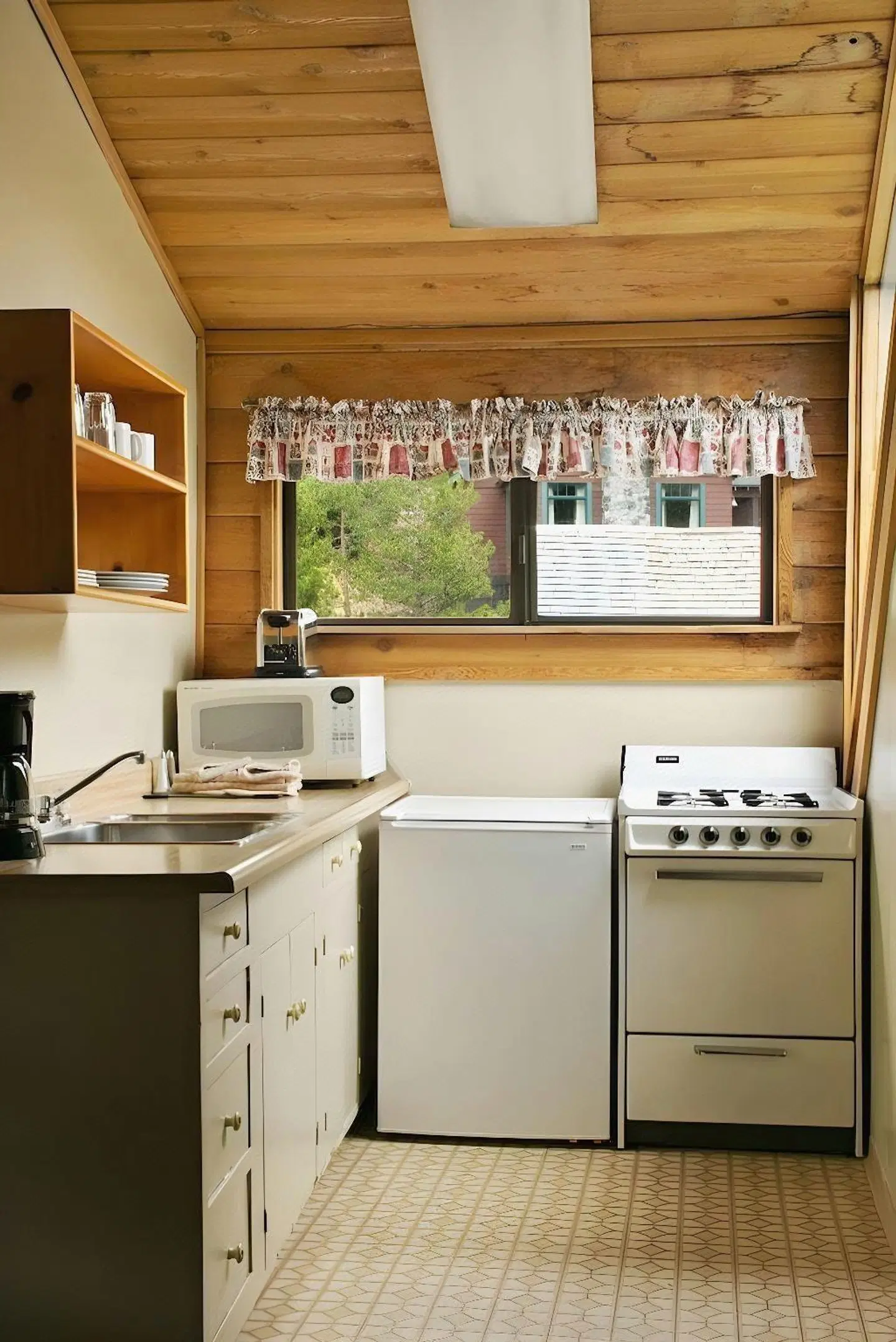 Tamarack Lodge ROOM_EXAMPLE