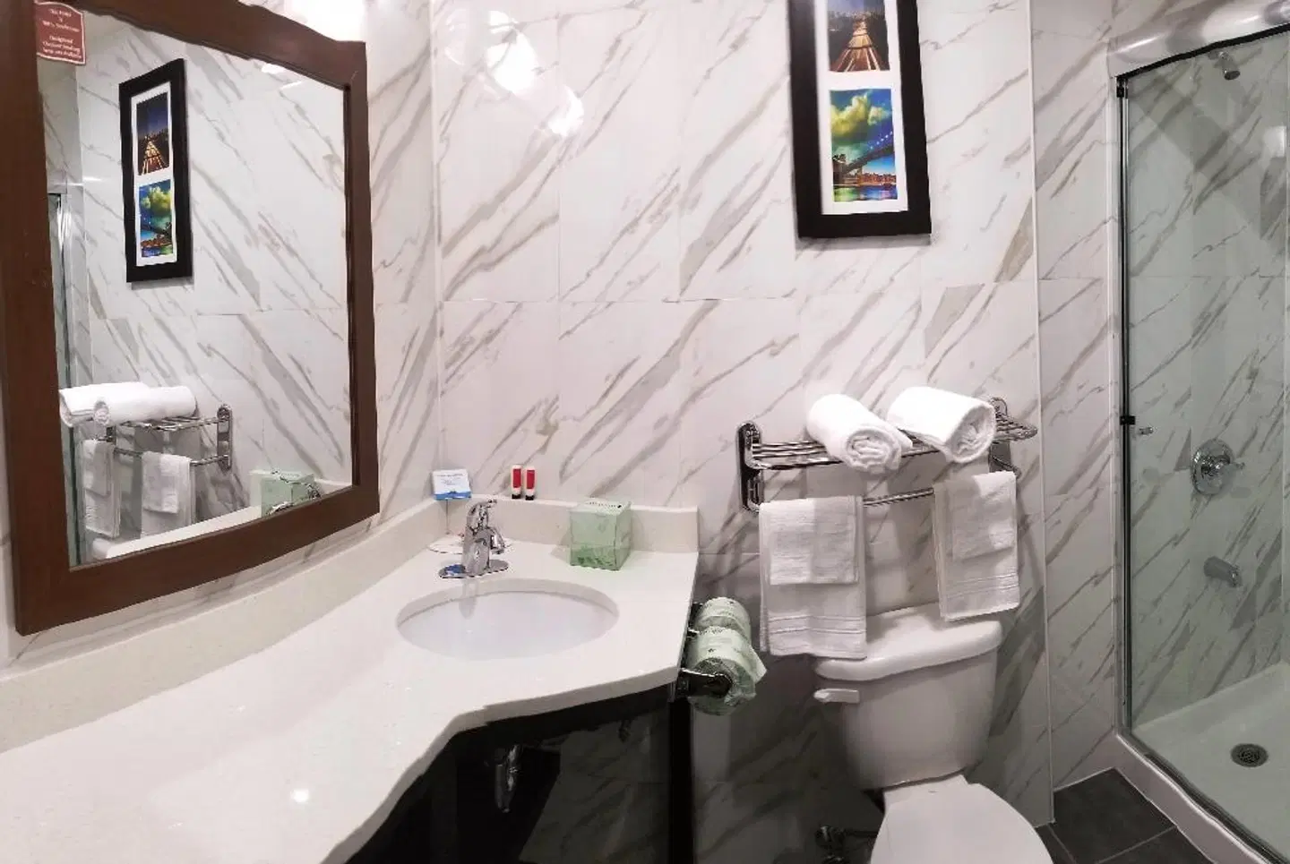 Days Inn by Wyndham Brooklyn Marine Park Badezimmer