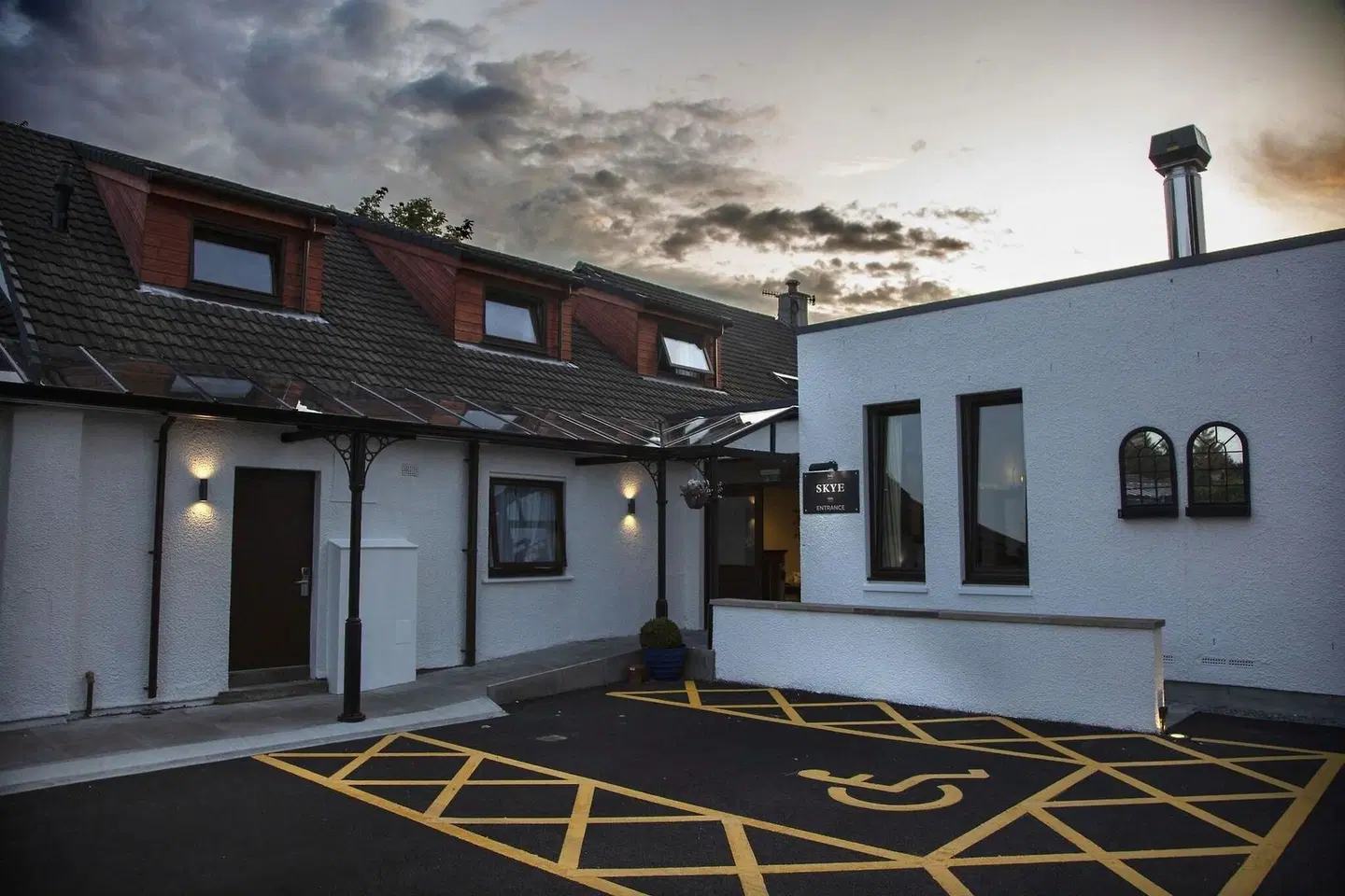 The Skye Inn EXTERIOR