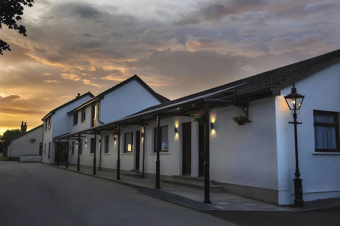 The Skye Inn EXTERIOR