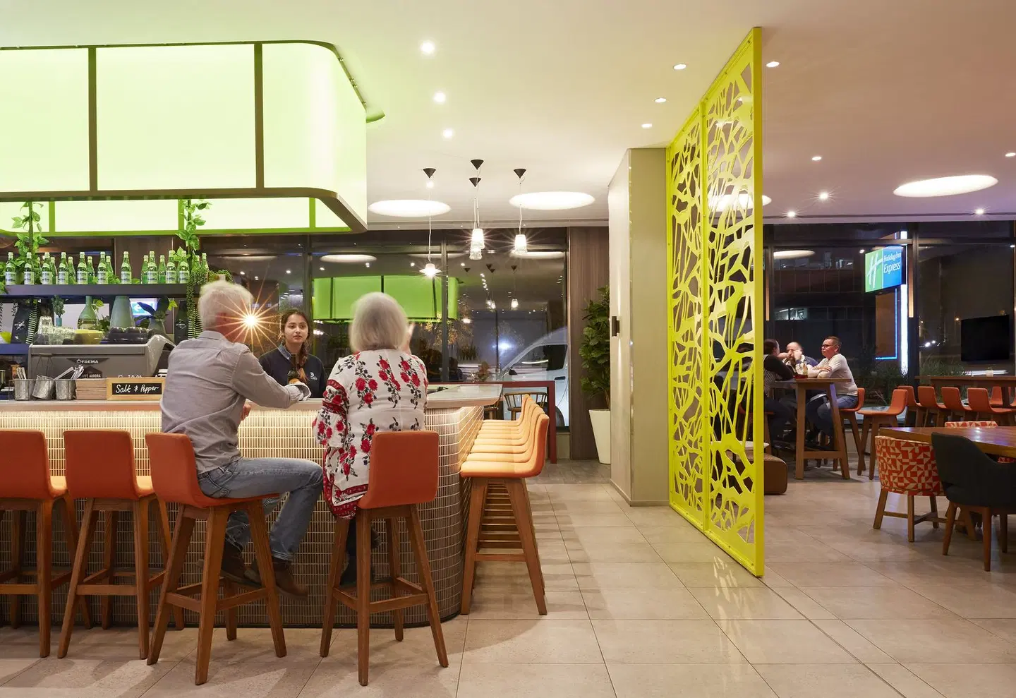 Holiday Inn Express Sydney Macquarie Park by IHG Bar