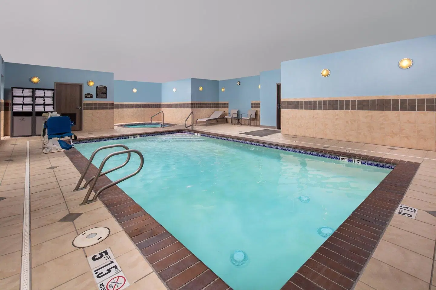 Holiday Inn Express Bothell by IHG Hallenbad