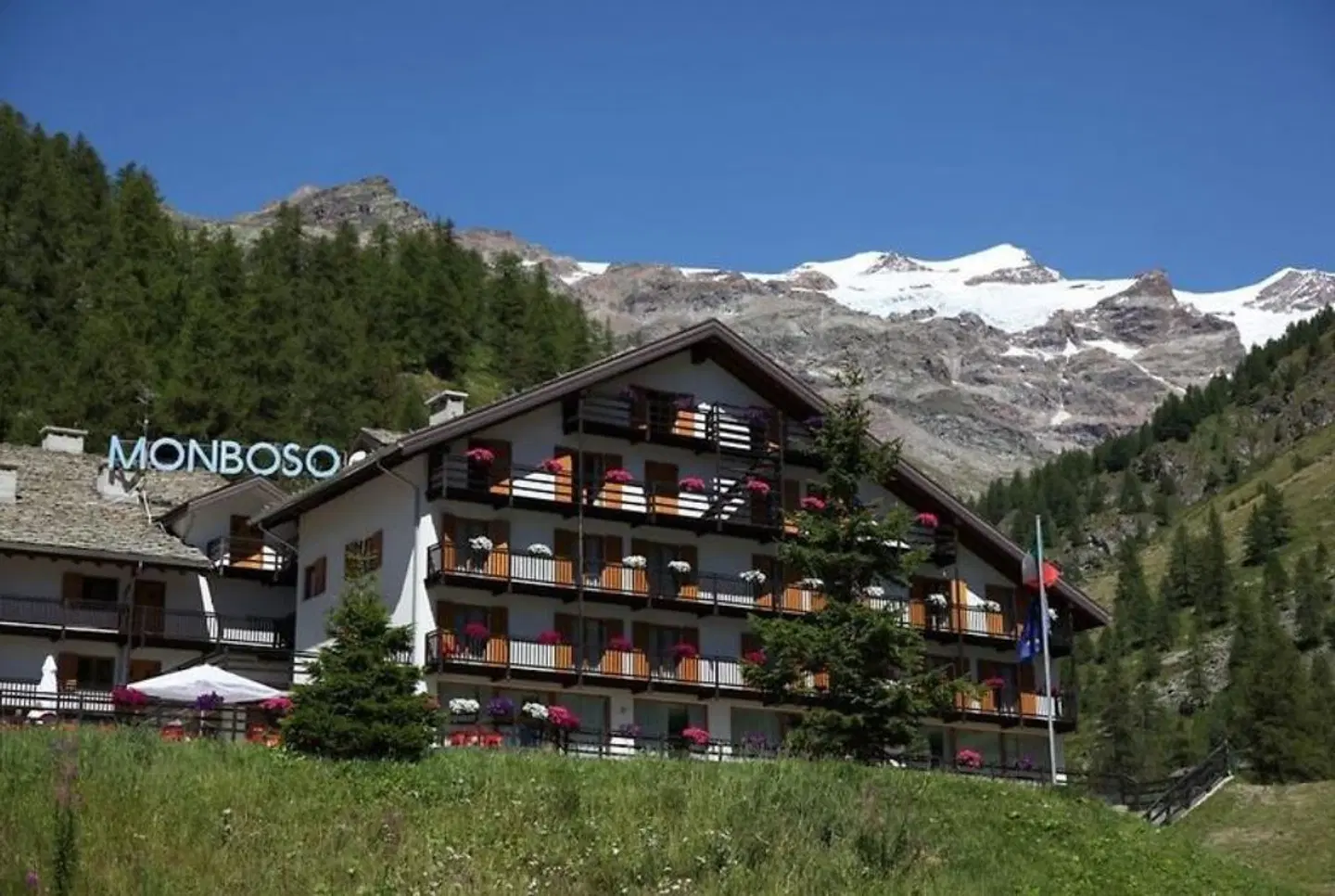 La Trinite Monboso Hotel EXTERIOR