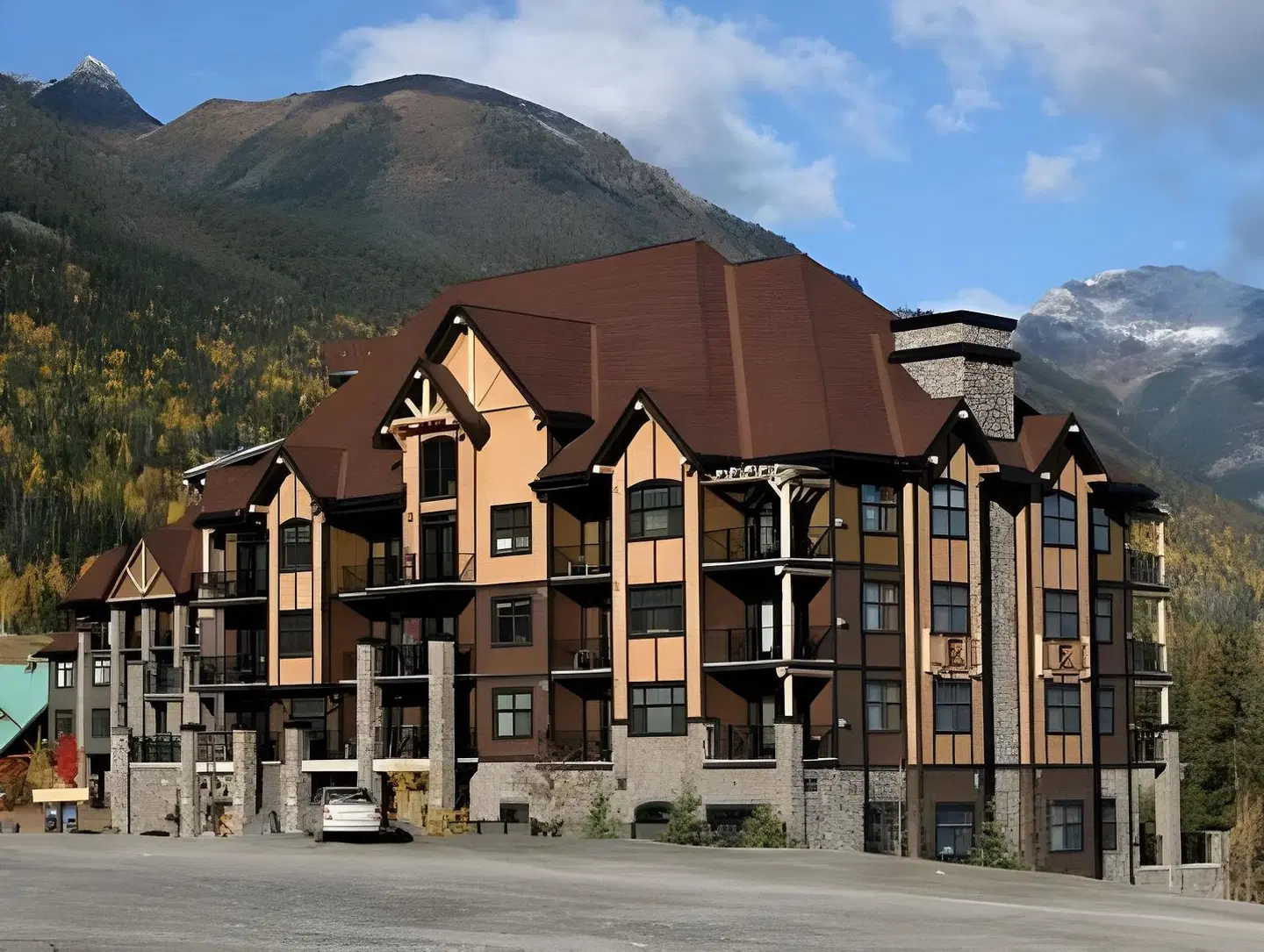 Glacier Mountaineer Lodge EXTERIOR