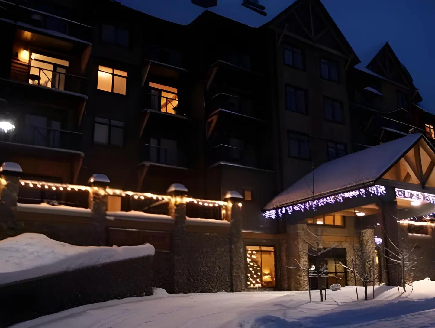 Glacier Mountaineer Lodge EXTERIOR