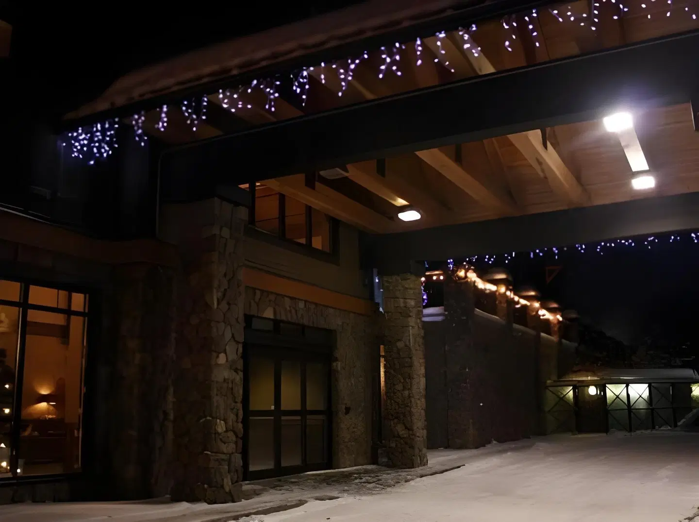 Glacier Mountaineer Lodge EXTERIOR