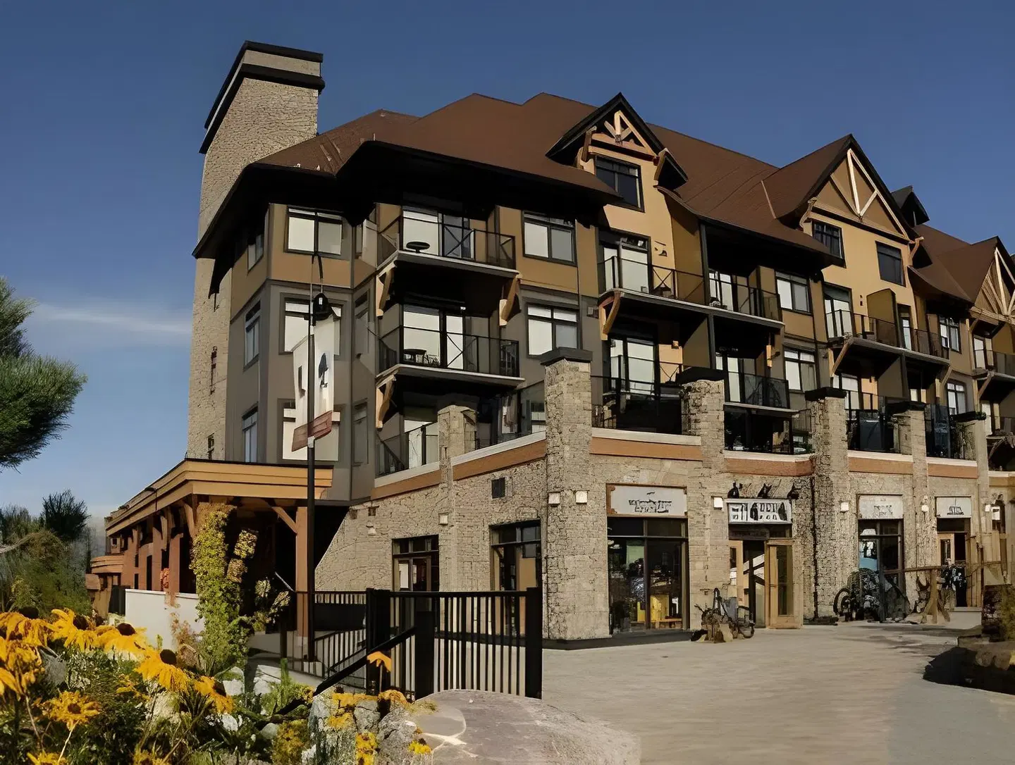 Glacier Mountaineer Lodge EXTERIOR