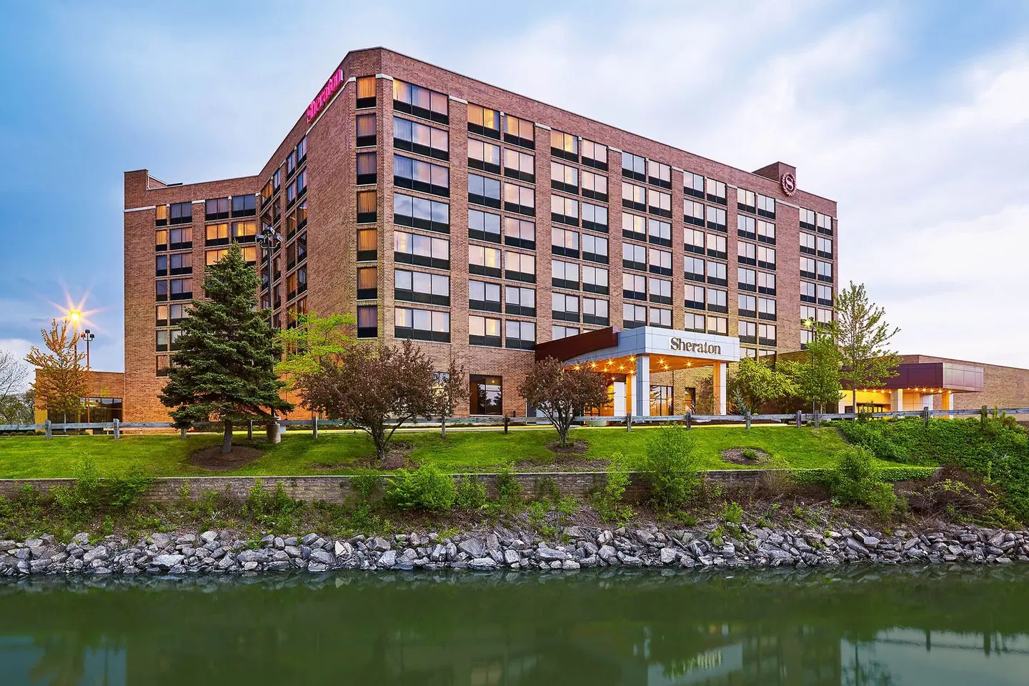 Sheraton Lisle Hotel EXTERIOR