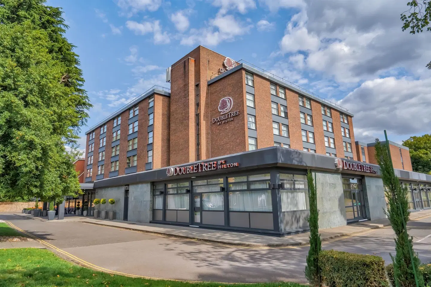 DoubleTree by Hilton Hotel London - Ealing EXTERIOR