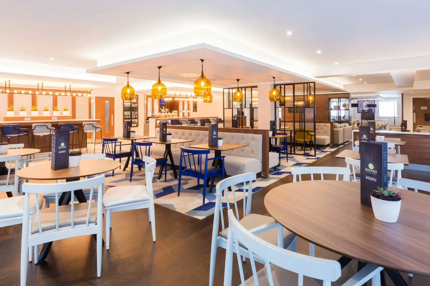 Courtyard by Marriott Glasgow Airport Bar