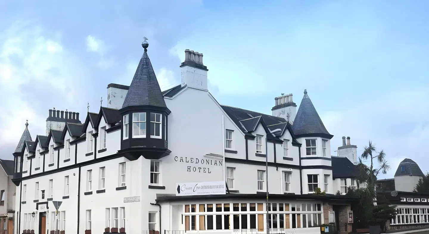 Caledonian Hotel EXTERIOR