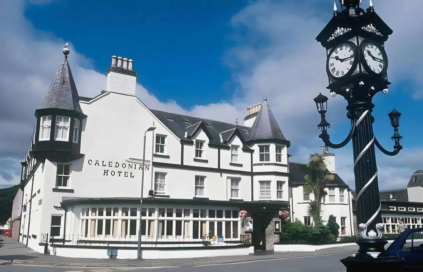 Caledonian Hotel EXTERIOR