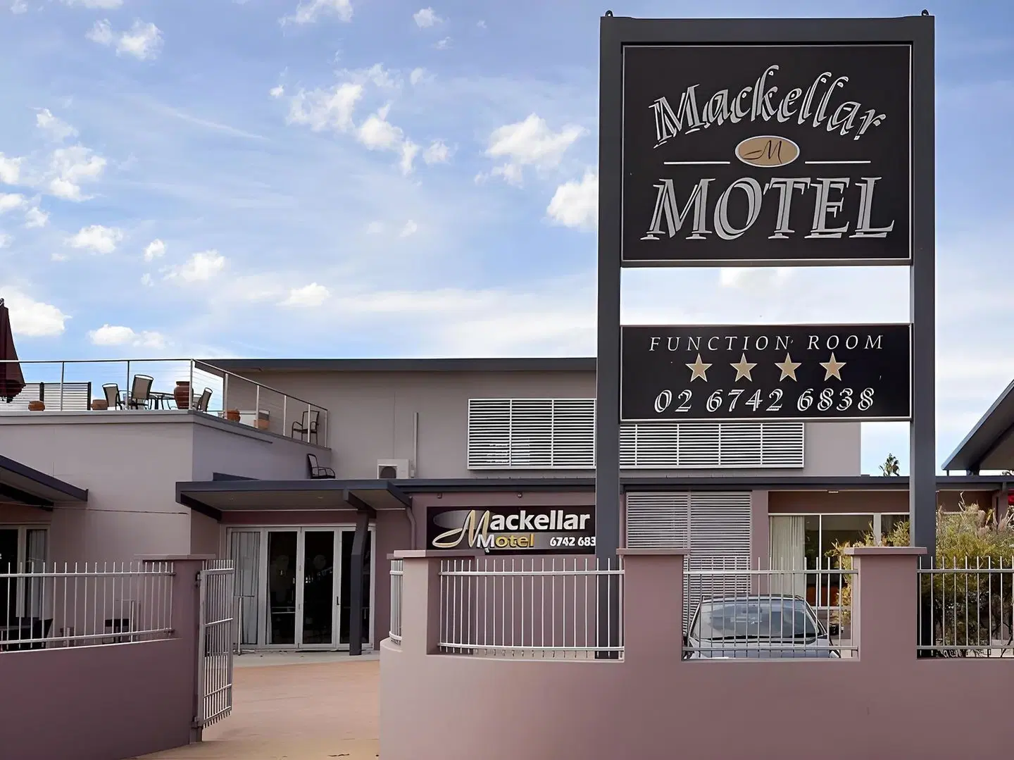 Mackellar Motel EXTERIOR