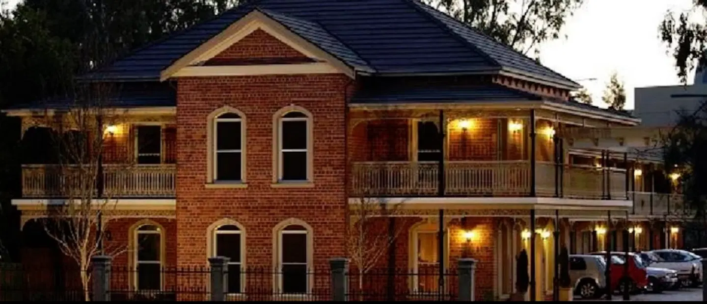 Carlyle Suites & Apartments EXTERIOR