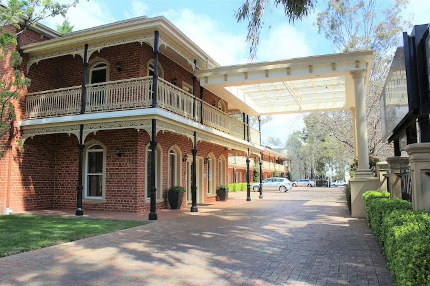 Carlyle Suites & Apartments EXTERIOR
