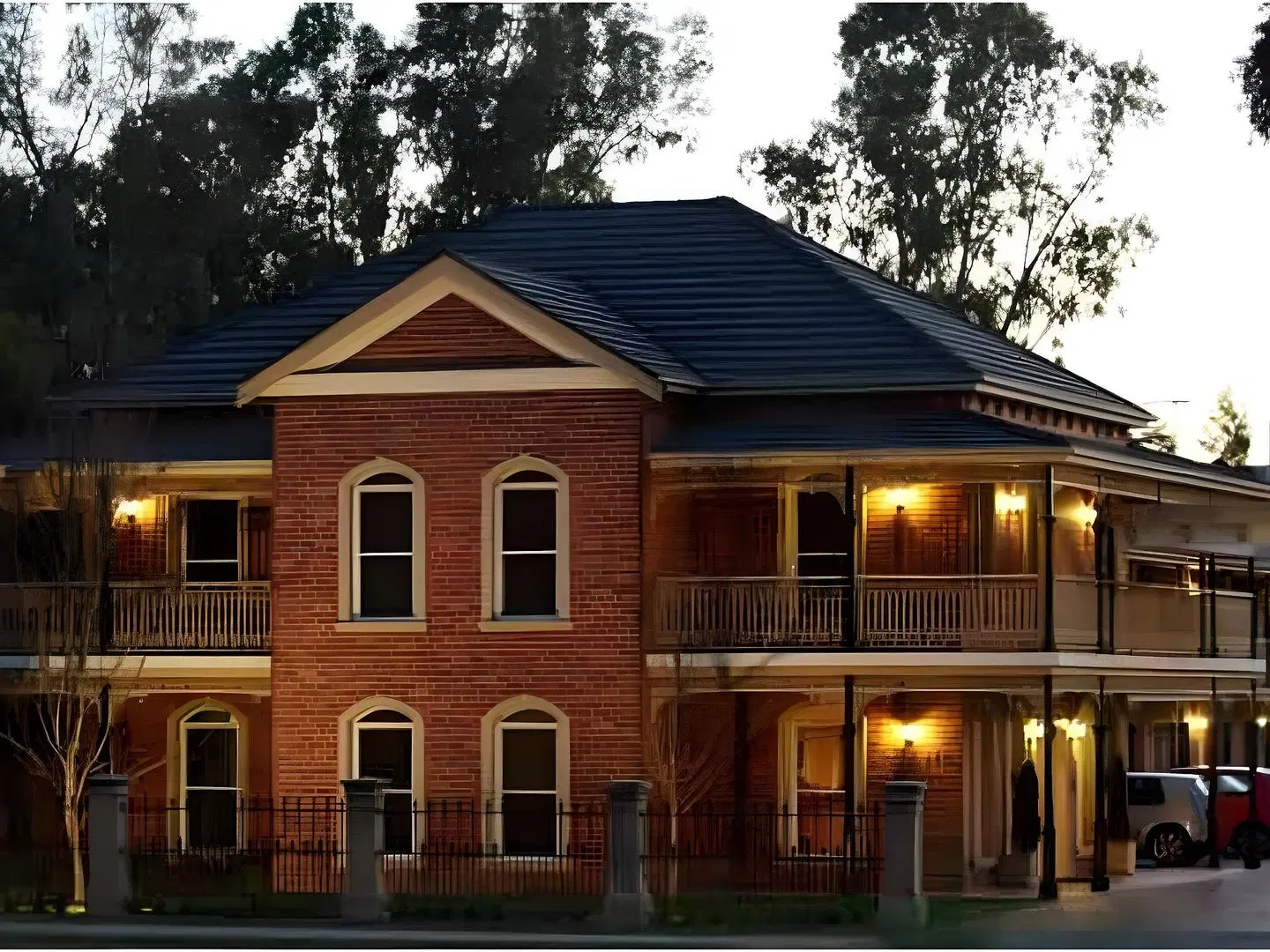 Carlyle Suites & Apartments EXTERIOR