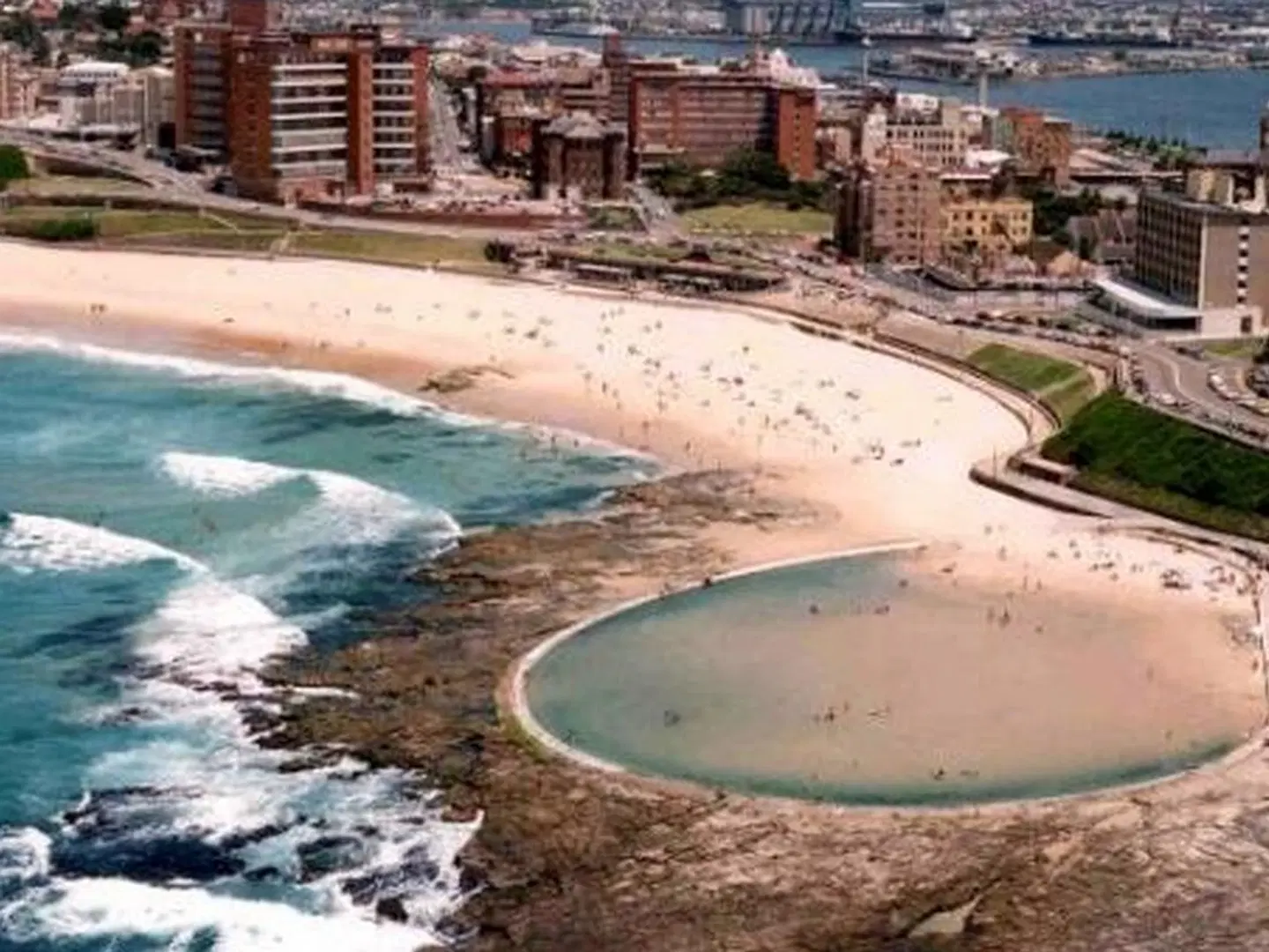 Newcastle Beach YHA Strand
