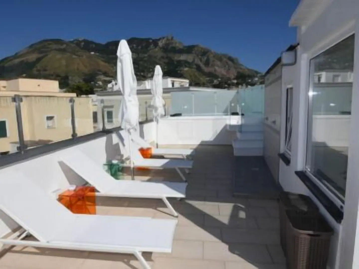 White 1903 Terrasse