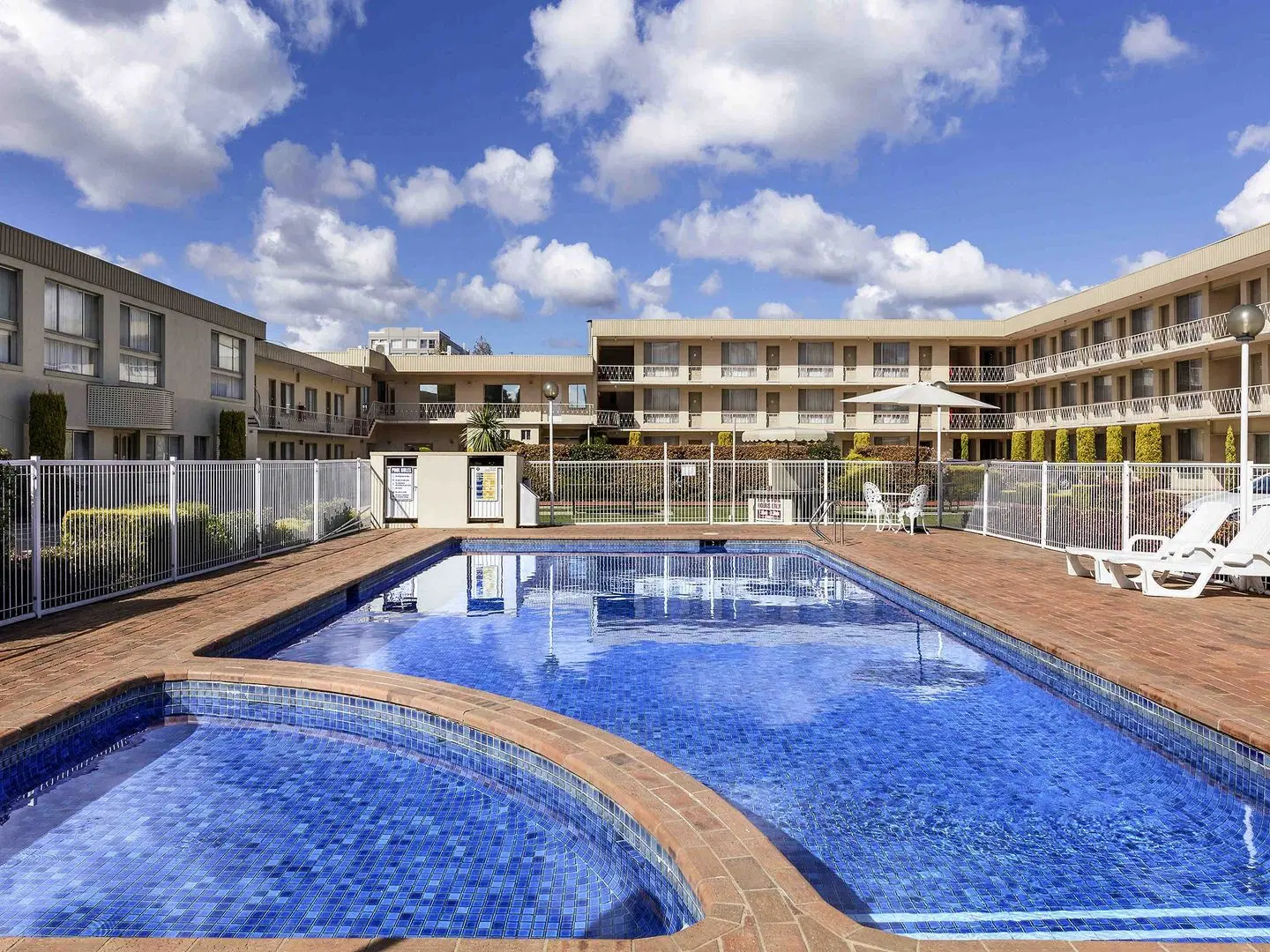 BreakFree Queanbeyan OUTDOOR_POOL