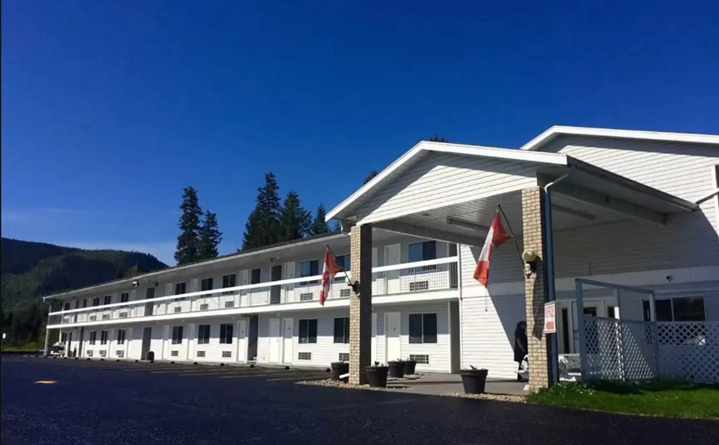 Super 8 by Wyndham Clearwater BC EXTERIOR