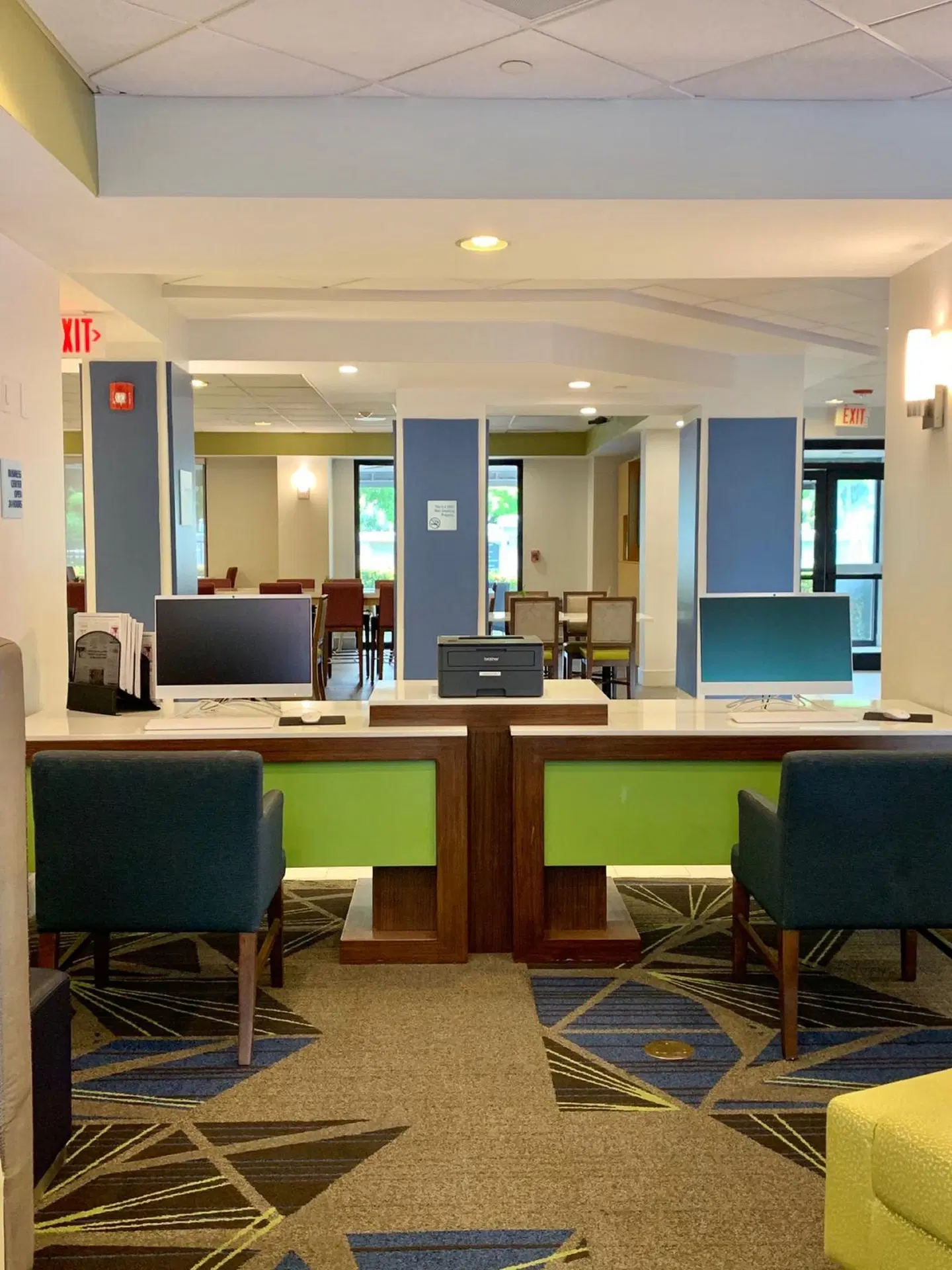 Holiday Inn Express & Suites Miami - Hialeah by IHG Bar