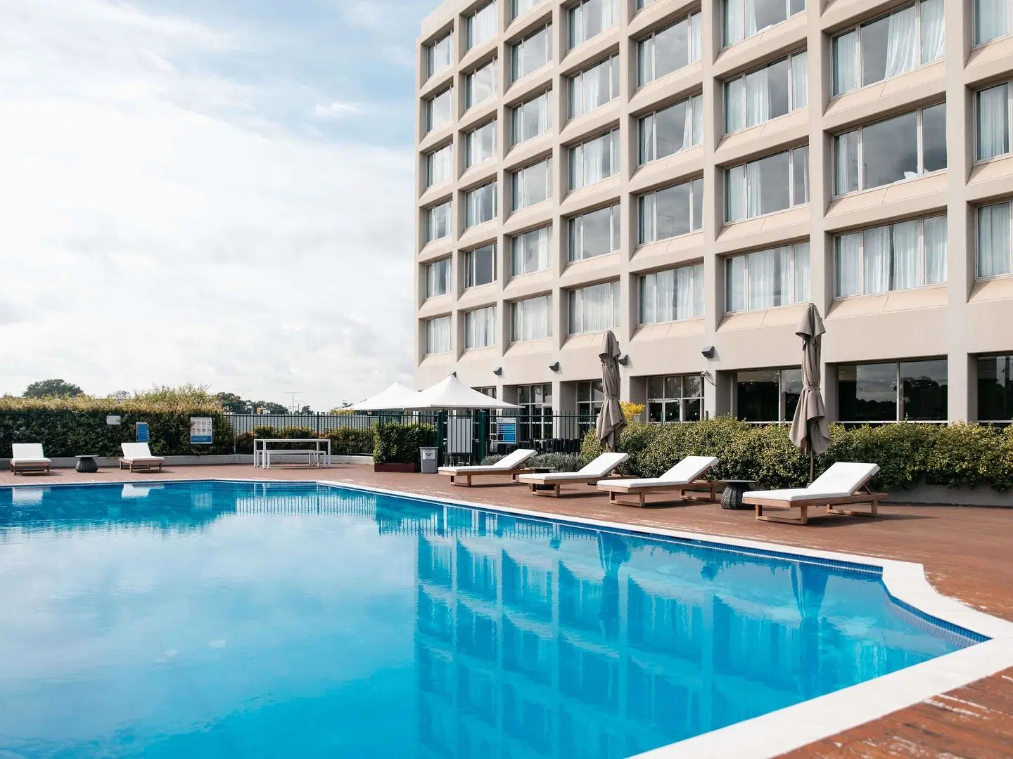 Mercure Sydney Parramatta OUTDOOR_POOL
