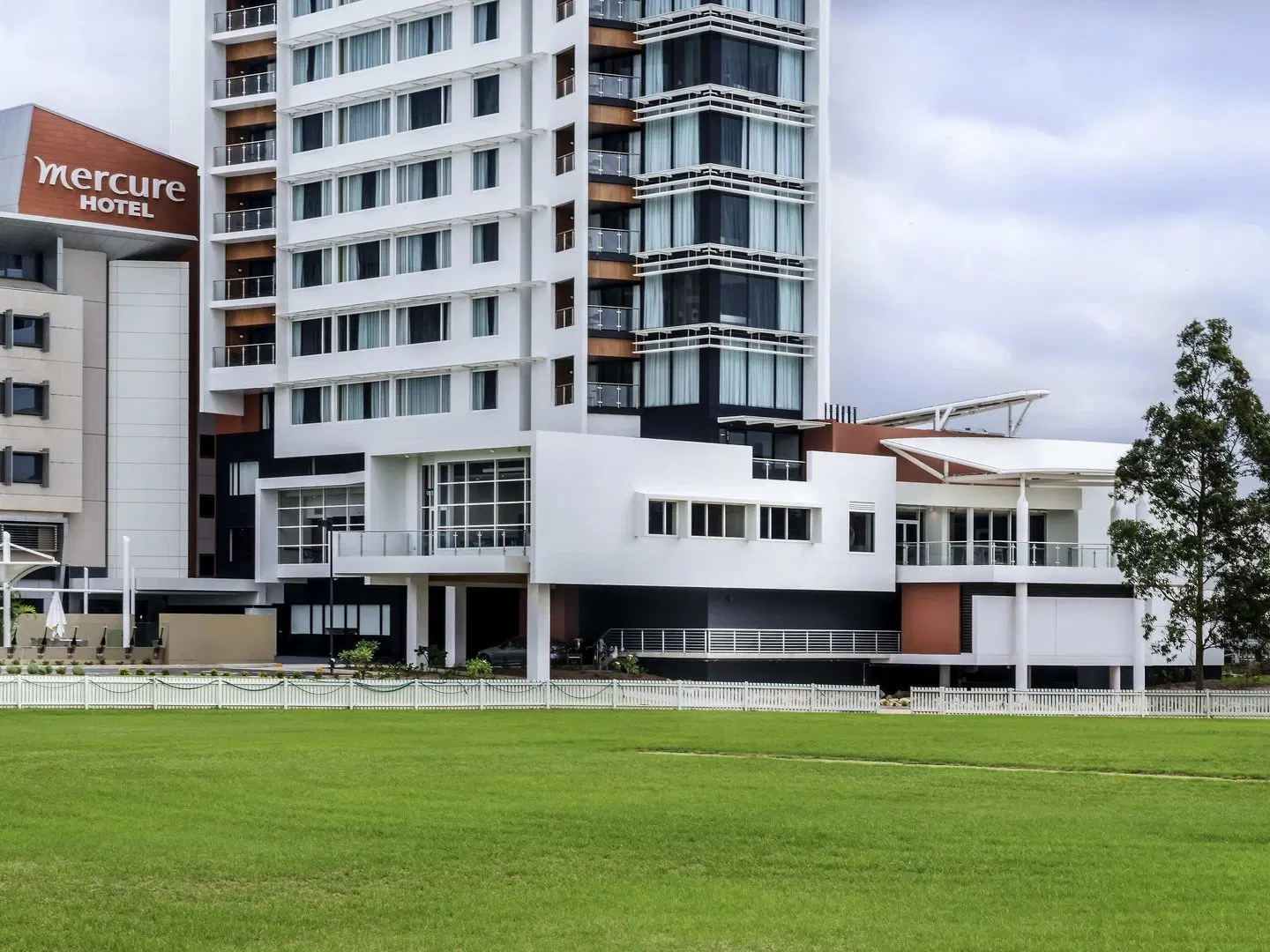 Mercure Sydney Liverpool EXTERIOR