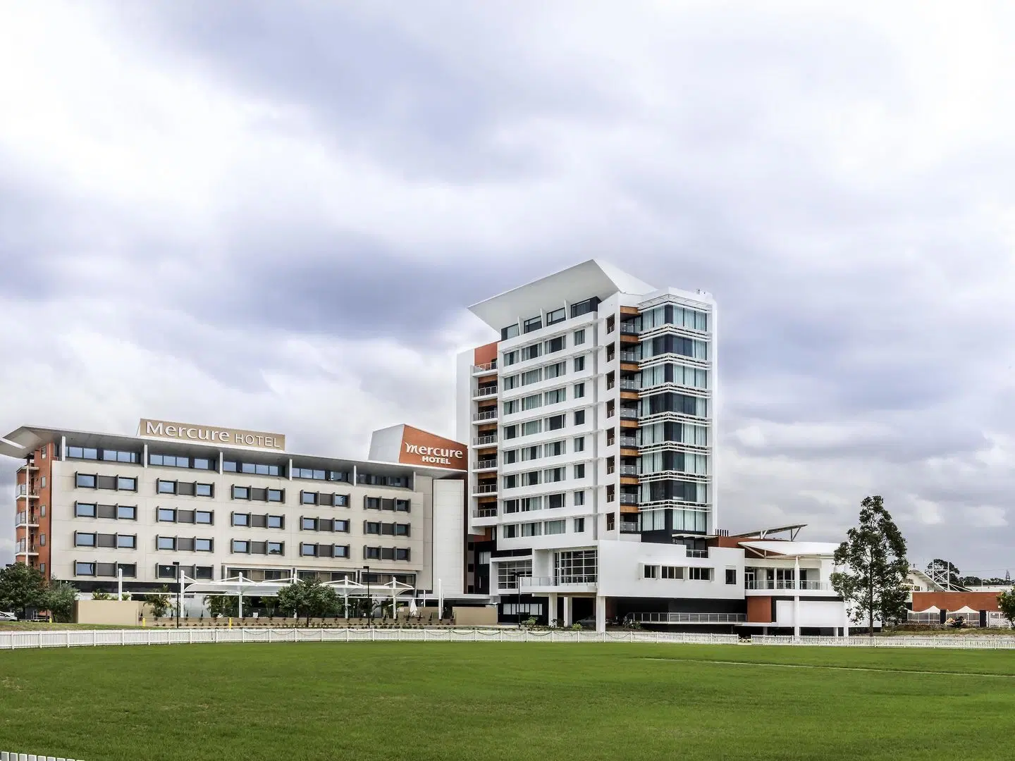 Mercure Sydney Liverpool EXTERIOR