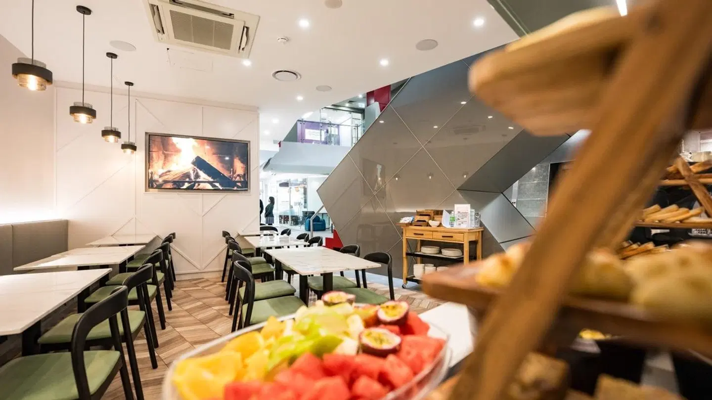 Holiday Inn & Suites Sydney Bondi Junction by IHG Restaurant