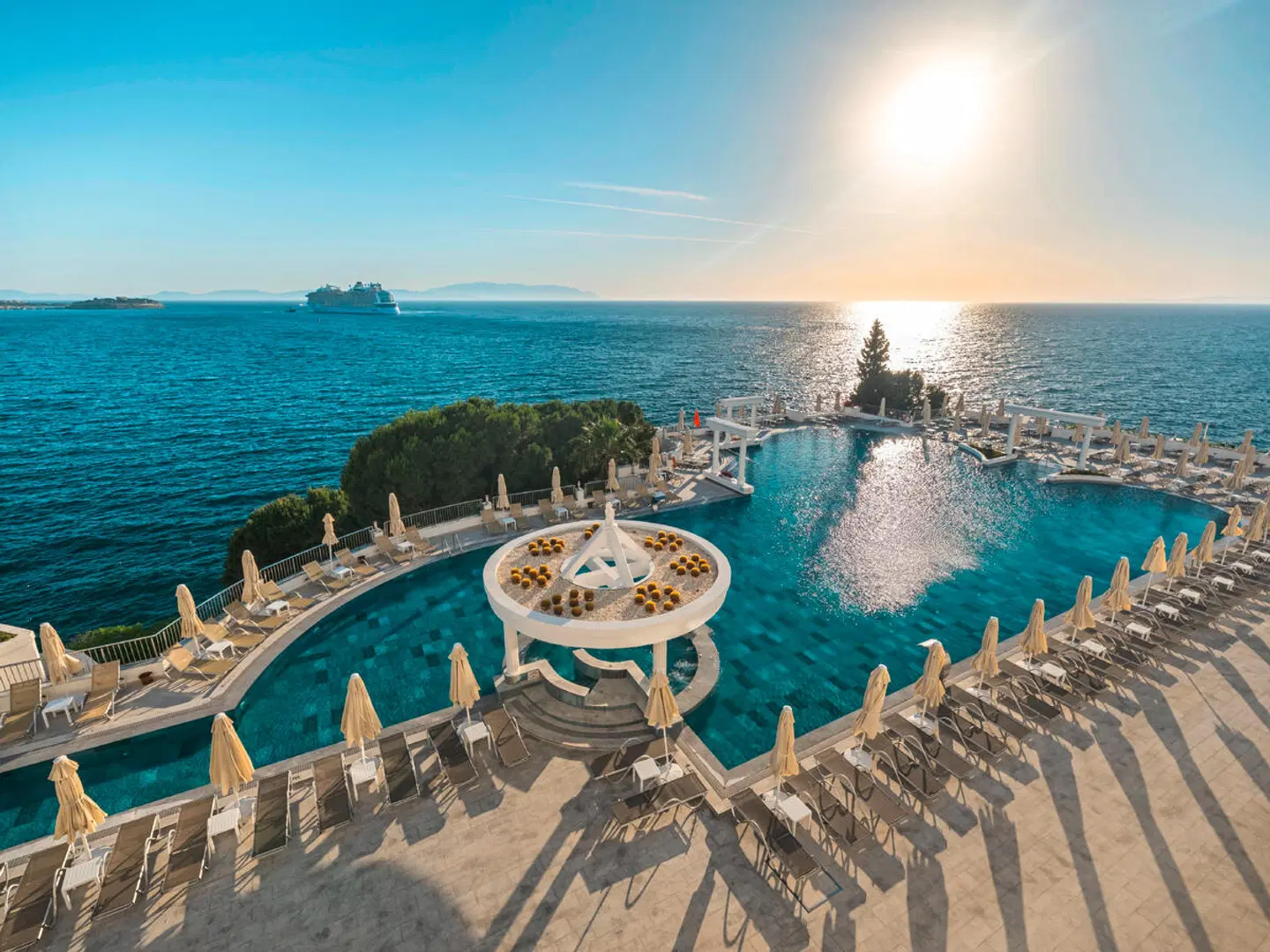 Korumar Deluxe Hotel OUTDOOR_POOL