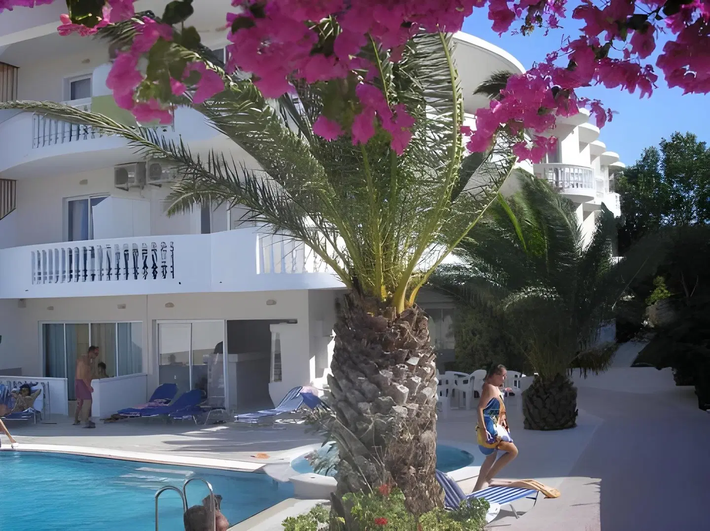 White Palace Studios OUTDOOR_POOL
