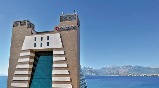 Ramada Plaza Hotel EXTERIOR