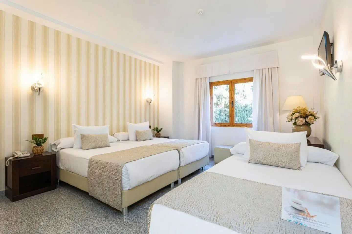 Plaza del Castillo ROOM_EXAMPLE