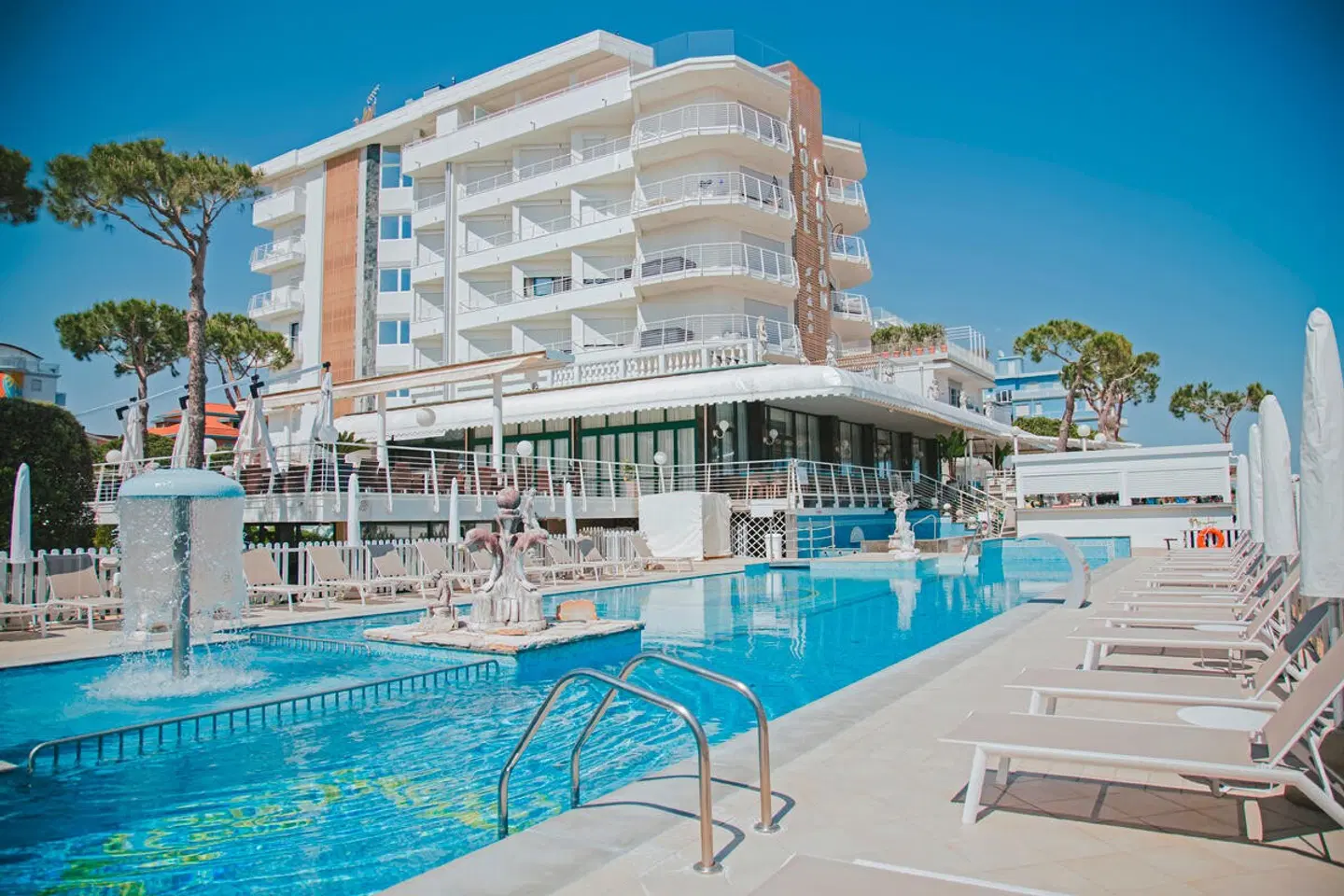 Carlton OUTDOOR_POOL