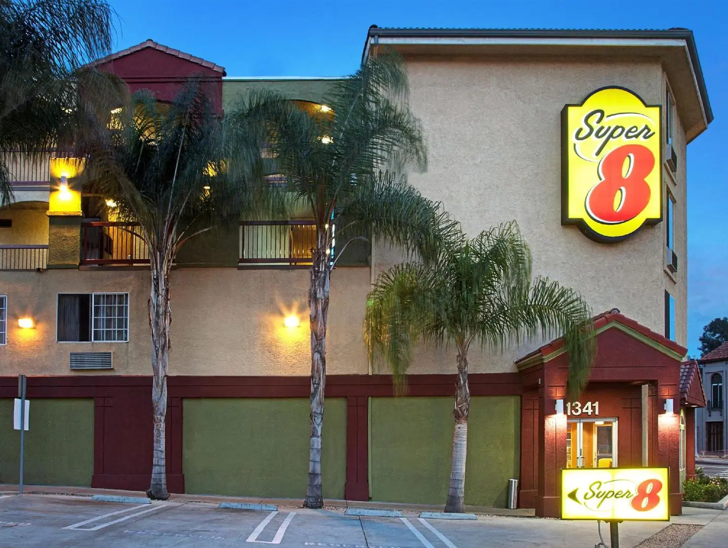 Super 8 by Wyndham Los Angeles Downtown EXTERIOR