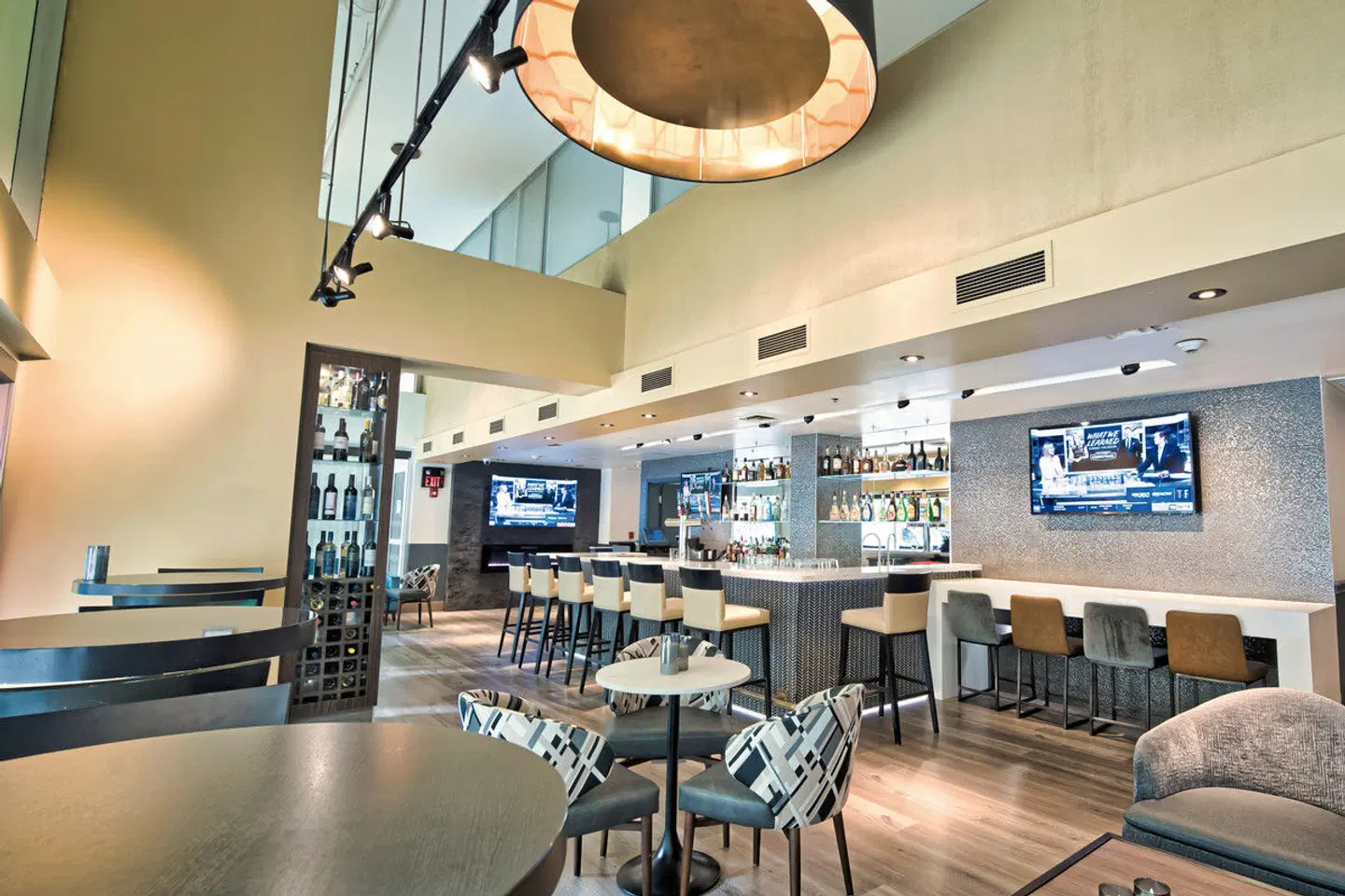 Holiday Inn Toronto Downtown Centre Bar