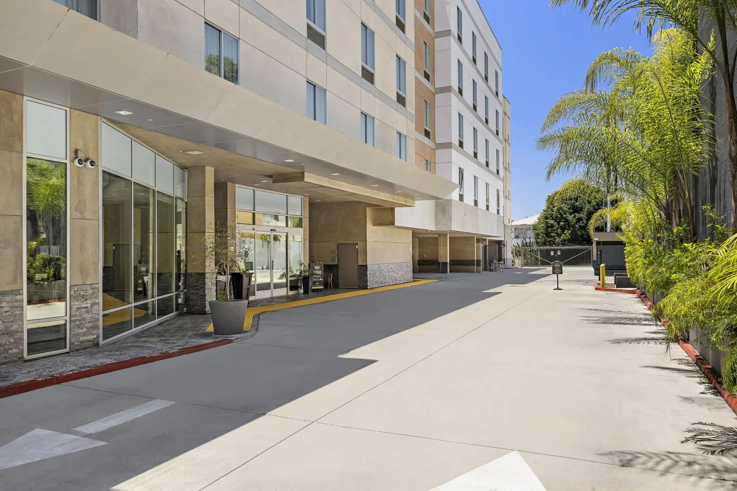 Hampton Inn & Suites Los Angeles/Hollywood EXTERIOR