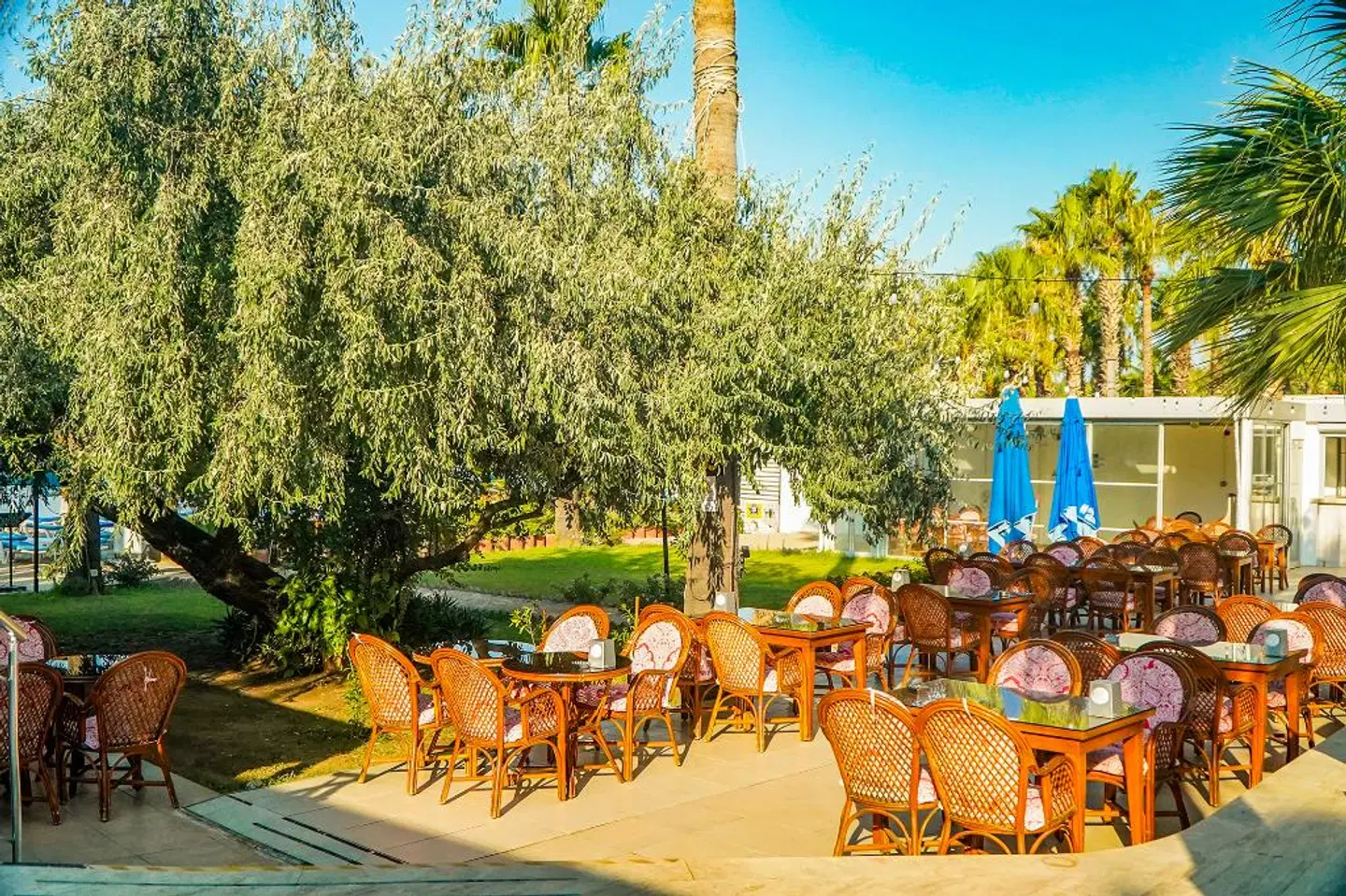 Nagi Beach Hotel Terrasse
